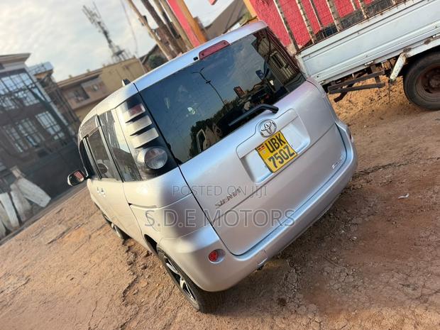 Toyota Sienta 1.5 FWD 2008 Silver