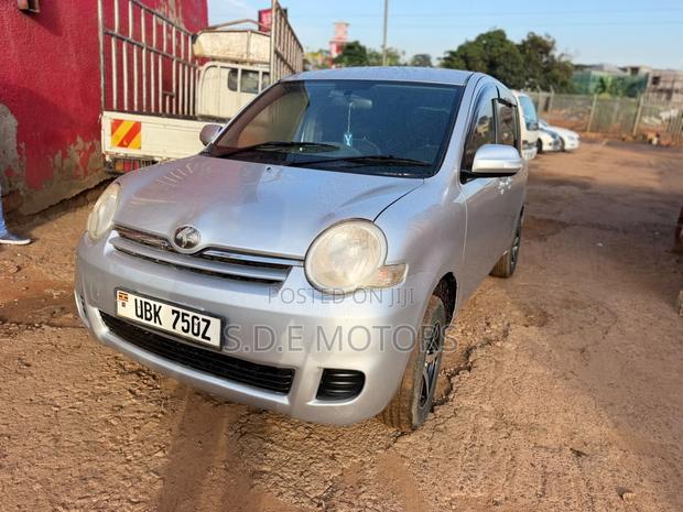 Toyota Sienta 1.5 FWD 2008 Silver