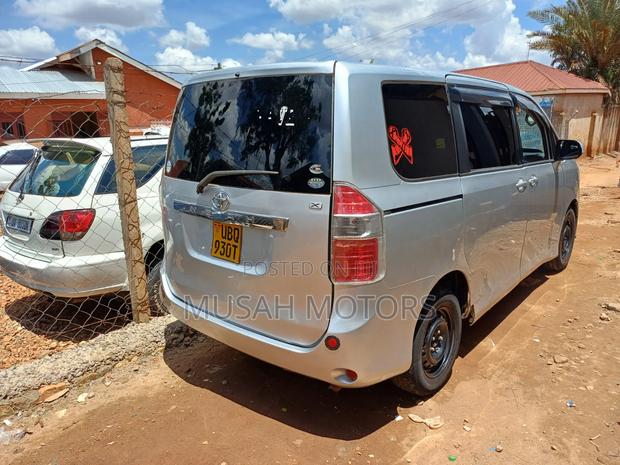 Toyota Noah 2011 Silver