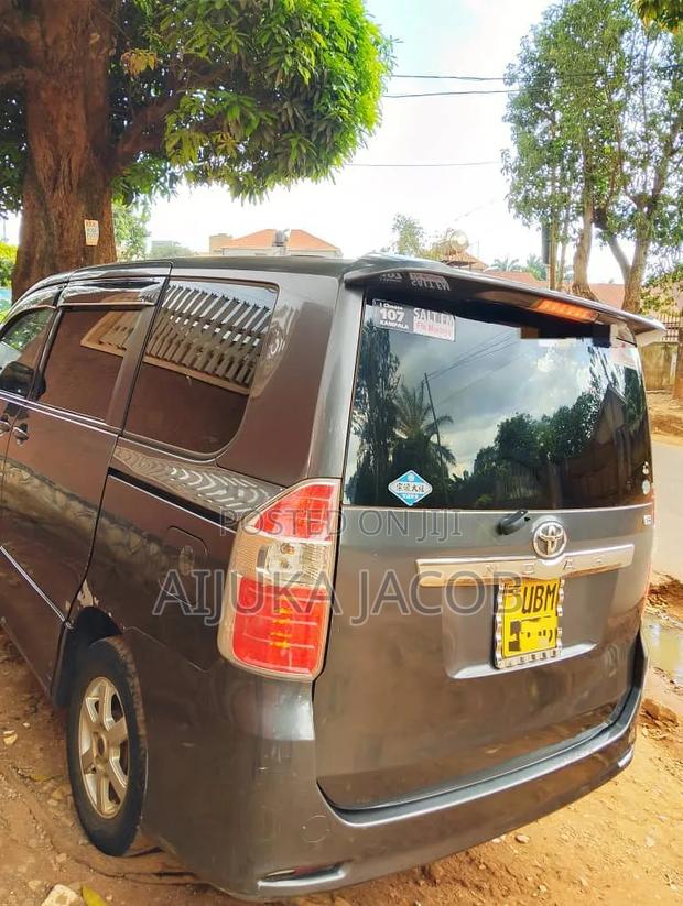 Toyota Noah 2.0 143hp AWD (7 Seater) 2009 Gray