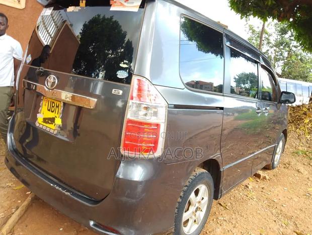 Toyota Noah 2.0 143hp AWD (7 Seater) 2009 Gray