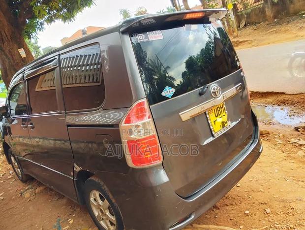 Toyota Noah 2.0 143hp AWD (7 Seater) 2009 Gray