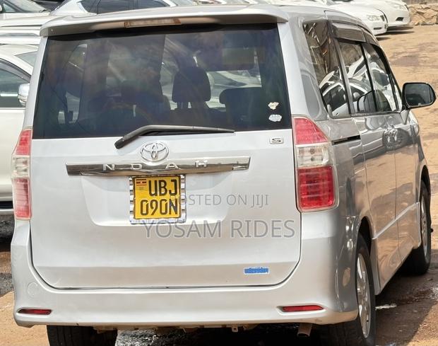 Toyota Noah 2.0 143hp AWD (7 Seater) 2007 Silver