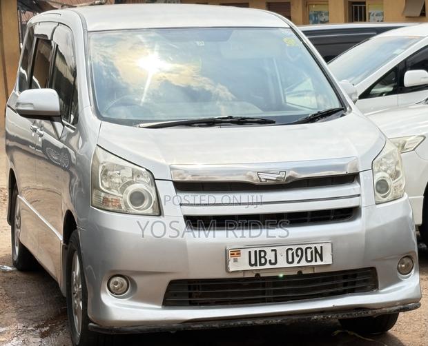 Toyota Noah 2.0 143hp AWD (7 Seater) 2007 Silver