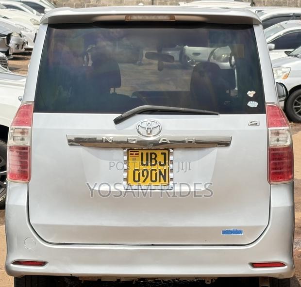 Toyota Noah 2.0 143hp AWD (7 Seater) 2007 Silver