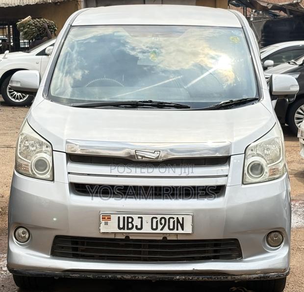 Toyota Noah 2.0 143hp AWD (7 Seater) 2007 Silver