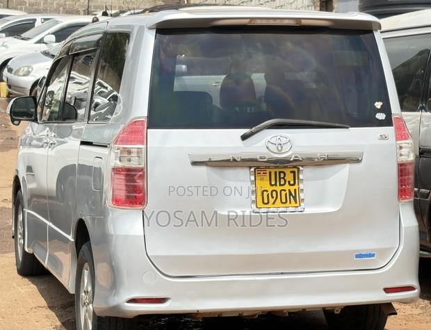 Toyota Noah 2.0 143hp AWD (7 Seater) 2007 Silver