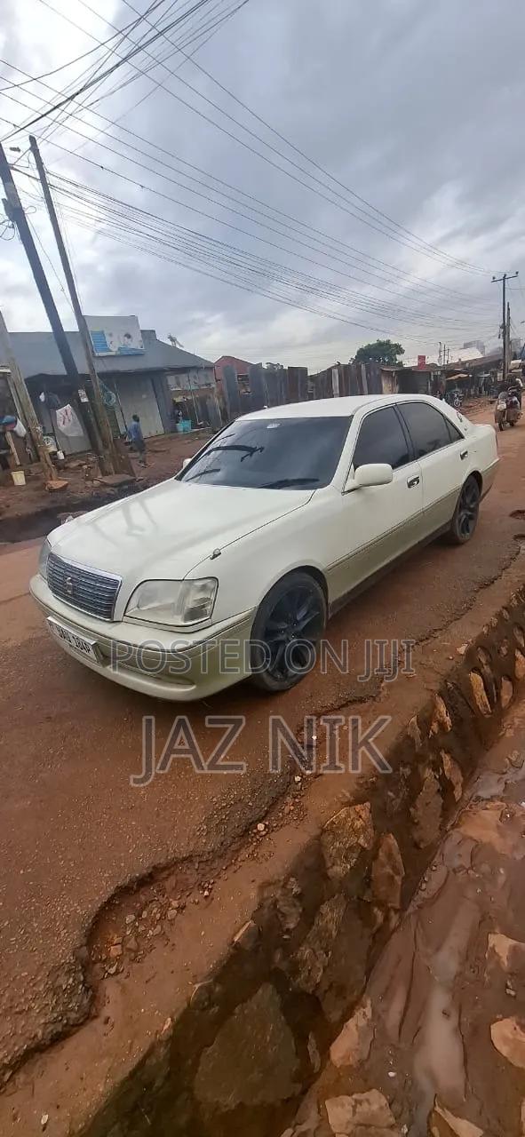 Toyota Crown 2000 White