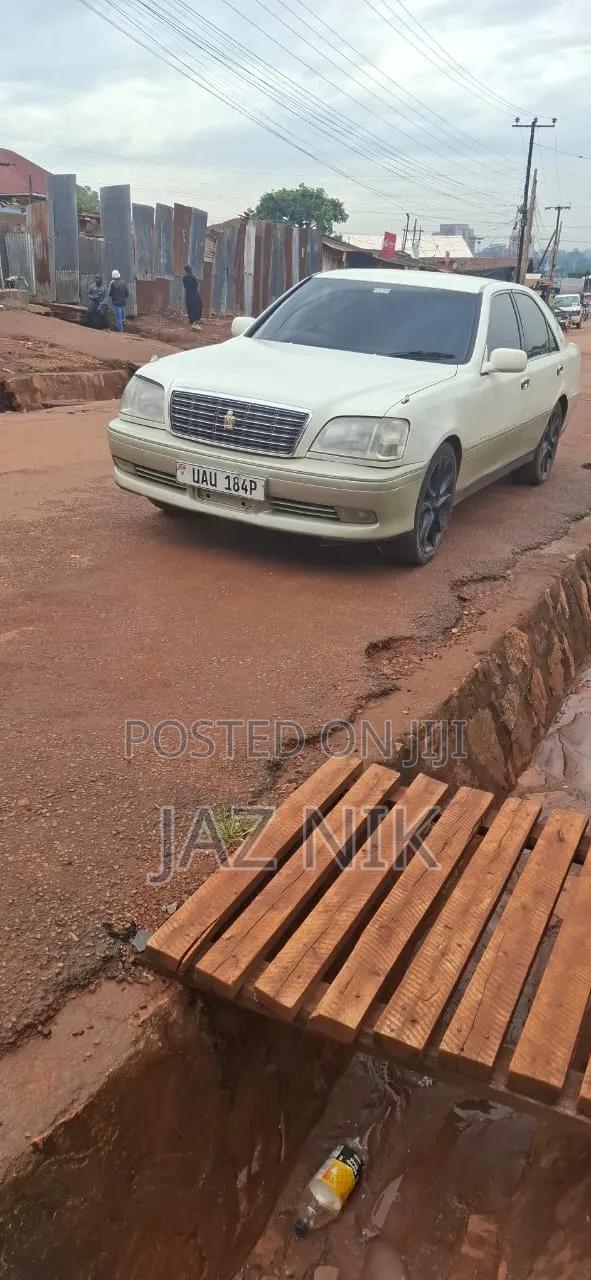 Toyota Crown 2000 White