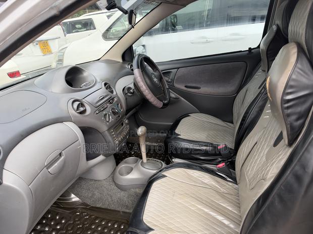 Toyota Vitz 2001 Silver