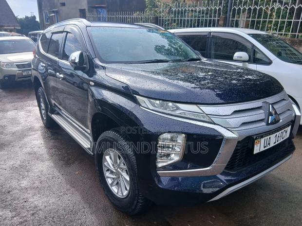 Mitsubishi Pajero Sport 2018 Blue