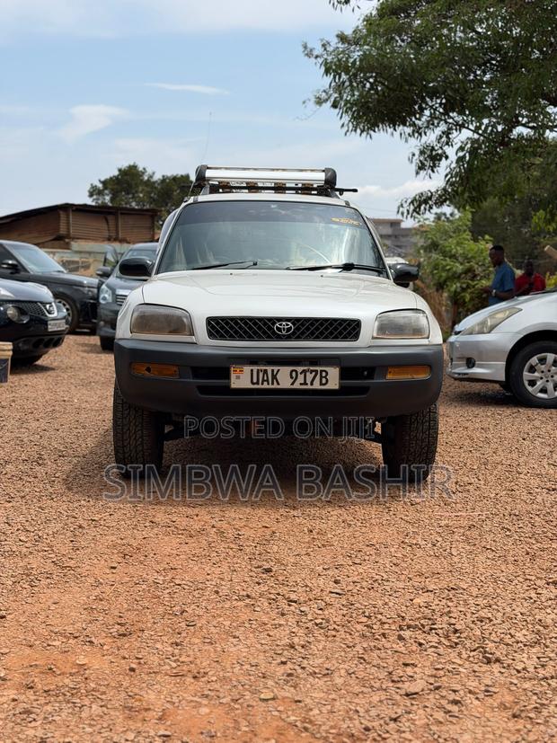 Toyota RAV4 1999 White