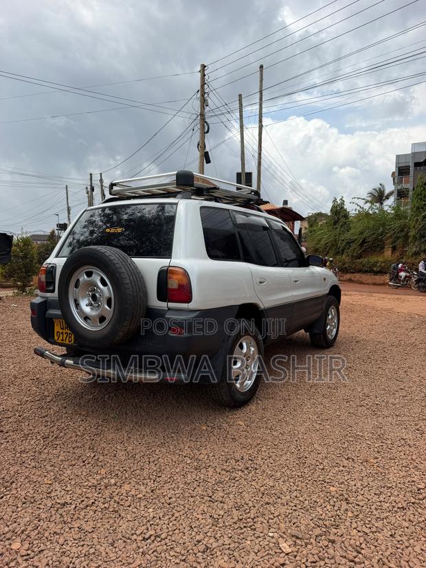 Toyota RAV4 1999 White