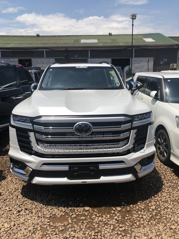 Toyota Land Cruiser LC300 2023 White
