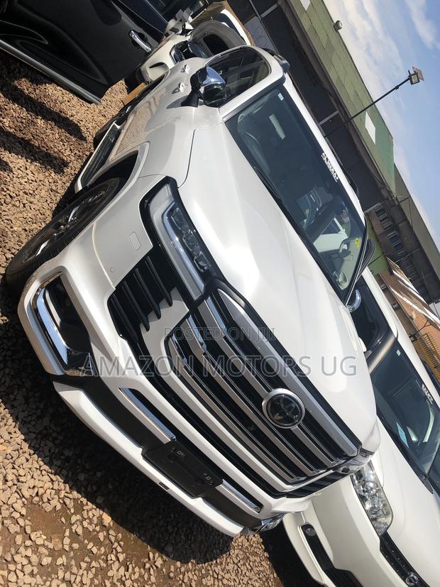 Toyota Land Cruiser LC300 2023 White