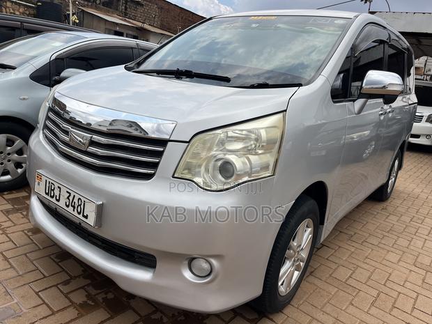 Toyota Noah 2.0 143hp AWD (7 Seater) 2012 Silver