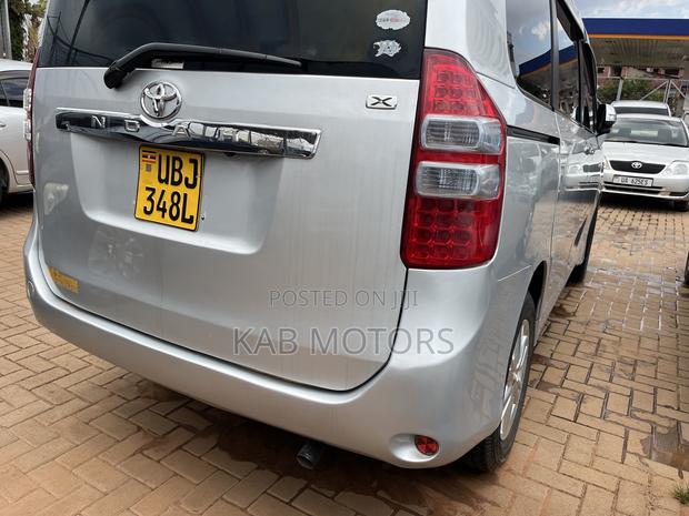Toyota Noah 2.0 143hp AWD (7 Seater) 2012 Silver