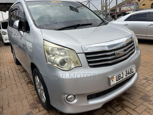 Toyota Noah 2.0 143hp AWD (7 Seater) 2012 Silver