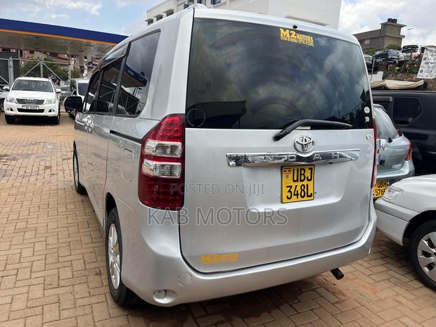 Toyota Noah 2.0 143hp AWD (7 Seater) 2012 Silver