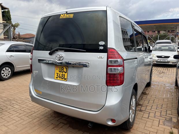 Toyota Noah 2.0 143hp AWD (7 Seater) 2012 Silver
