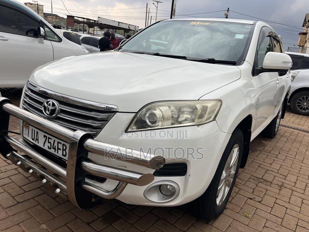 Toyota Vanguard 2009 White