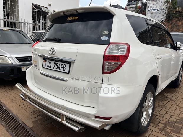 Toyota Vanguard 2009 White