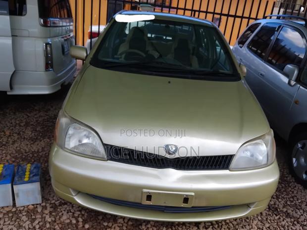 Toyota Platz 2002
