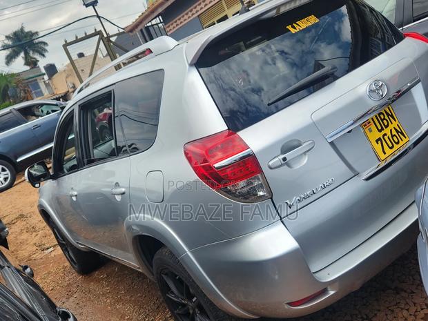 Toyota Vanguard 2011 Silver