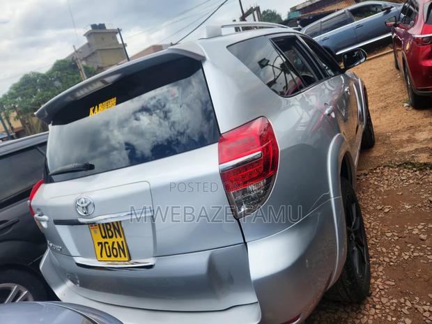 Toyota Vanguard 2011 Silver