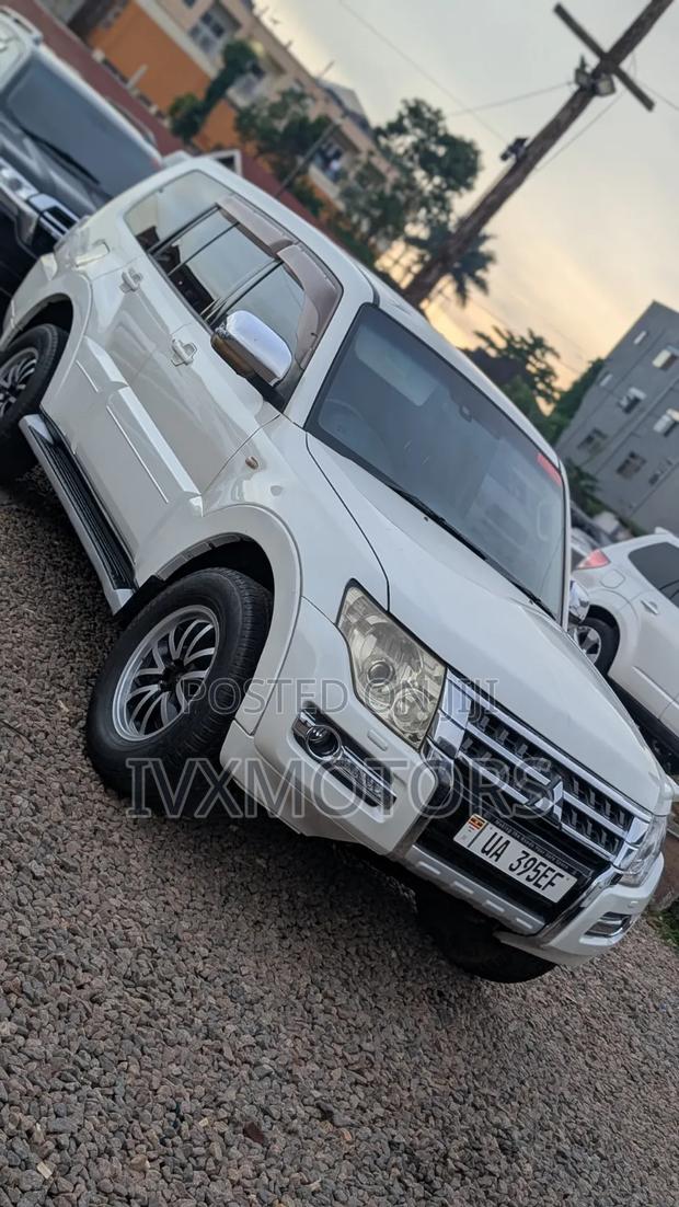 Mitsubishi Pajero 3.2 Di-Dc GLS 2011 White