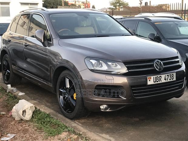 Volkswagen Touareg 2012 Gold