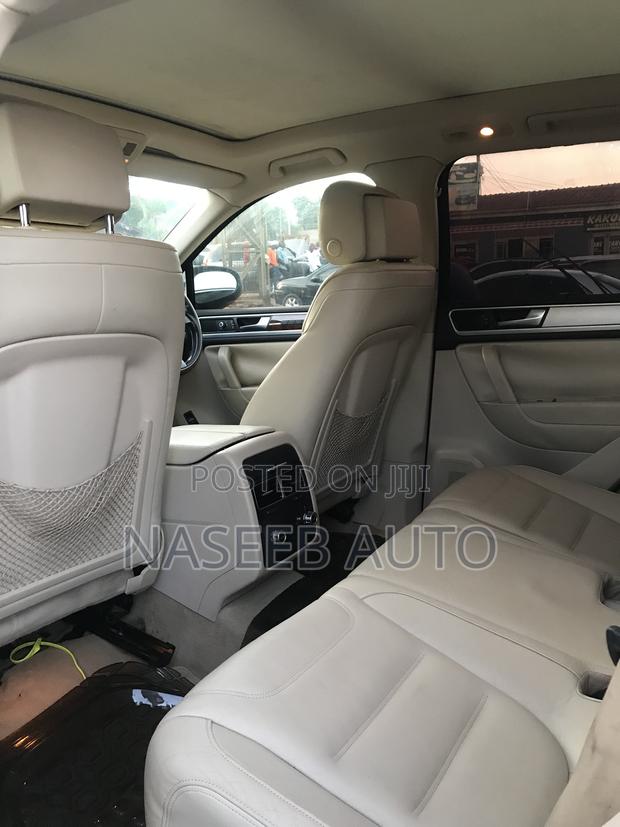 Volkswagen Touareg 2012 Gold