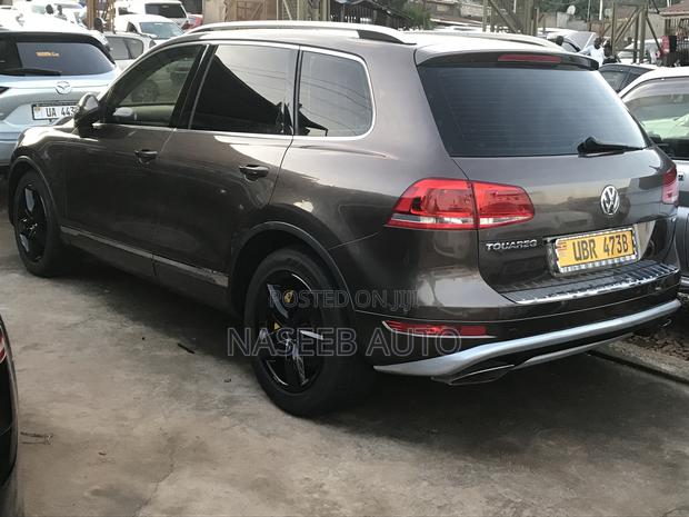 Volkswagen Touareg 2012 Gold