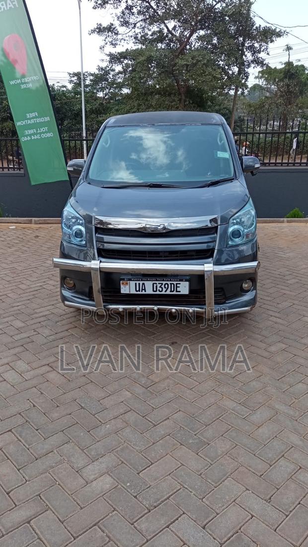 Toyota Noah 2.0 158hp FWD (8 Seater) 2010 Gray