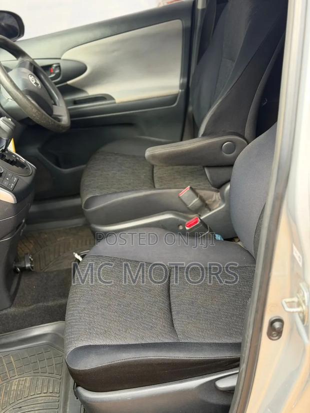 Toyota Wish 2010 Silver