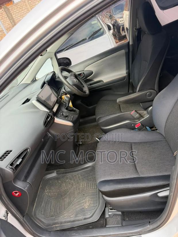 Toyota Wish 2010 Silver