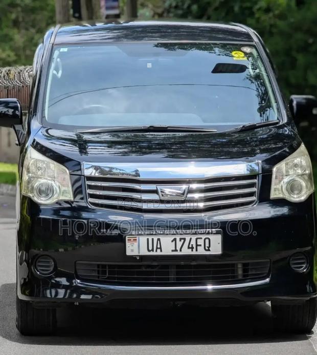 Toyota Noah 2.0 143hp FWD (8 Seater) 2011 Black
