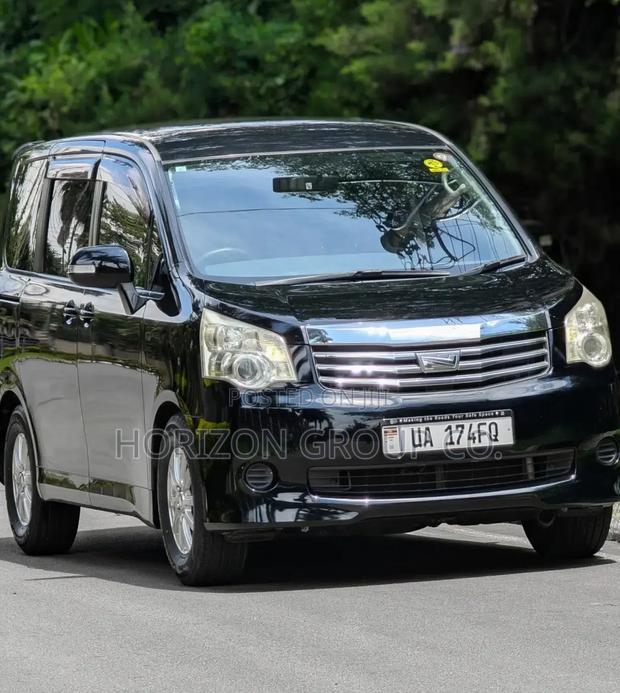 Toyota Noah 2.0 143hp FWD (8 Seater) 2011 Black