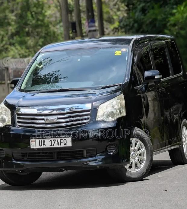 Toyota Noah 2.0 143hp FWD (8 Seater) 2011 Black