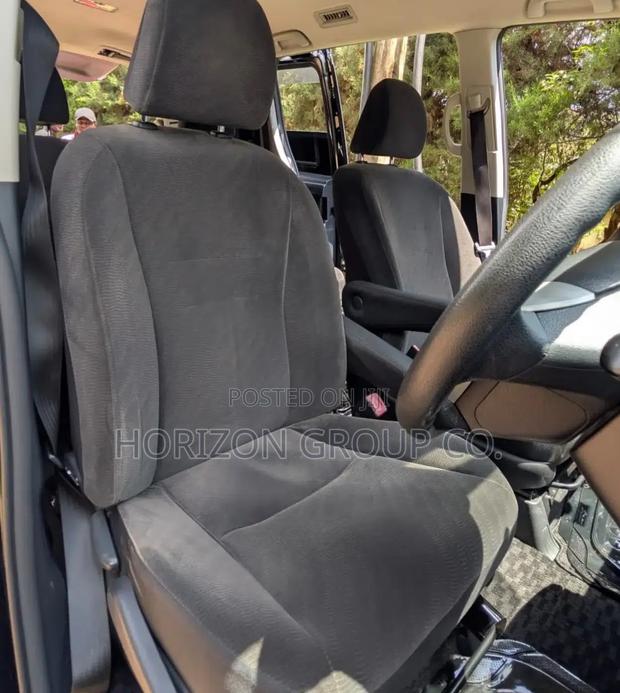 Toyota Noah 2.0 143hp FWD (8 Seater) 2011 Black