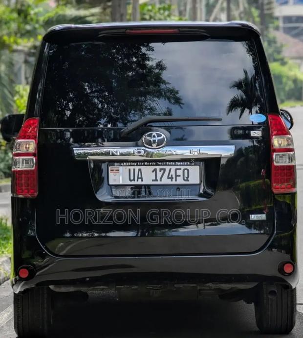 Toyota Noah 2.0 143hp FWD (8 Seater) 2011 Black