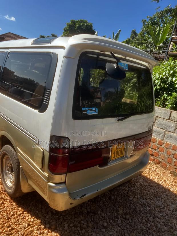 Toyota Grand HiAce G 3.0 Diesel Turbo RWD 8-Seater 2000 Ivory