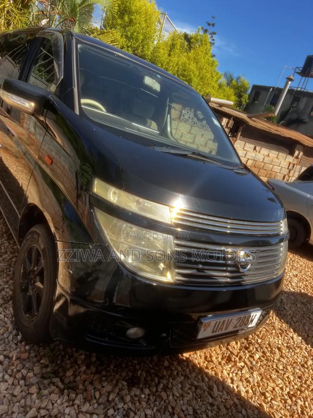 Nissan Elgrand 2000 Black