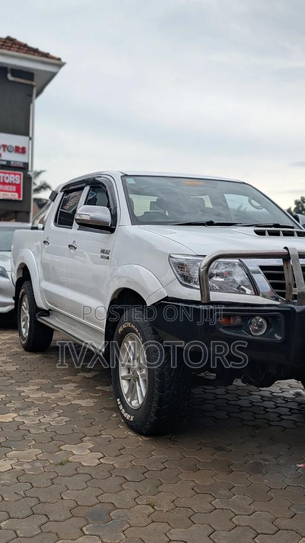 Toyota Hilux 3.0 D-4D 4x4 2013 White