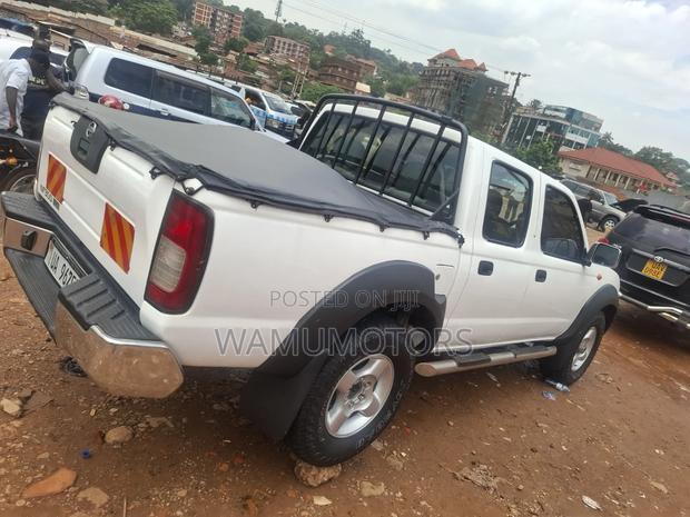 Nissan Hardbody 2011 White
